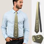 Gravata Item elegante de moda do Noivado de casamento<br><div class="desc">Elevem o seu casamento, com uma gravata personalizada única, procurando uma maneira divertida, mas sofisticada, de completar sua roupa de casamento ou adicionar um toque humorístico ao seu noivado ou fotos de casamento? Veja nossa bela gravata personalizada, com a palavra "noivo" em uma matiz amarela bege macia em um fundo...</div>