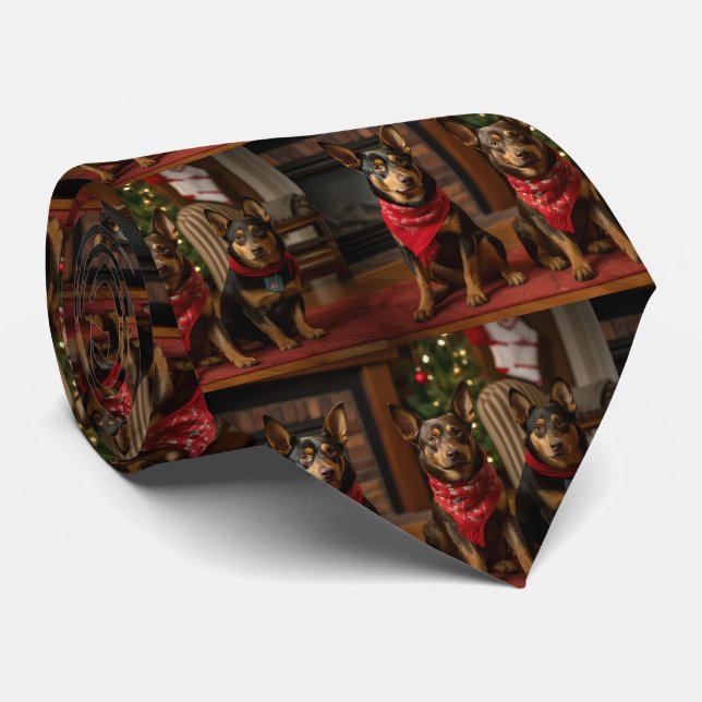 Gravata Kelpie australiano junto à lareira de Natal (Rolled)