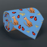 Gravata Laço azul de Dreidel do gato de Hanukkah<br><div class="desc">Os amantes do gato serão deleitados com este laço lunático do teste padrão de "Hanukkat" do divertimento, caracterizando um gato de gato malhado curioso marrom alaranjado que vestem um kippah, dreidels vermelhos e menorahs/channukiahs amarelo em um fundo azul brilhante. Aperfeiçoe como um Hannukah/Chanukah atuais para a família, o rabino ou...</div>