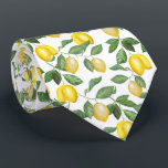 Gravata Lemon Season |<br><div class="desc">A primeira época de colheita de limão é do final do inverno ao início do verão. No entanto, pode-se celebrar o prazer de um florescimento cítrico o ano inteiro com esta gravata personalizada. Ele apresenta um padrão de limão amarelo e verde vibrante.</div>