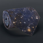 Gravata LH 95 Estrela formando a foto do espaço do Hubble<br><div class="desc">LH 95 Região formadora de estrelas O espaço da NASA Os turnos de gás e poeira residem nesta região de formação de estrelas com aspecto etéreo, imagem pelo telescópio espacial Hubble da NASA. Essa visão majestosa, localizada na Grande Nuvem Magalhônica (LMC), revela uma região onde residem estrelas de baixa massa,...</div>