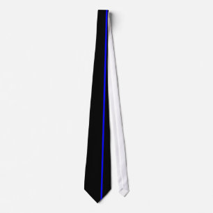 Gravata Linha vertical fina azul no preto deslocado certo