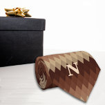 Gravata Linhas Geométricas Retrotraficantes Monograma Cast<br><div class="desc">Esta gravata dá uma sensação sutil de tendências retro-chic em tons castanhos. Personalize com um Monograma para torná-lo especial. Ideal como presente para Dia de os pais,  aniversário do marido,  aniversário,  avô ou ação de graças.</div>