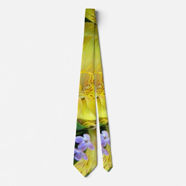 Gravata Lírios Amarelos e Flores Lilases Roxos (Frente)