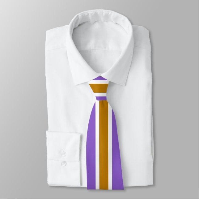 Gravata Listras de Ouro e Branco Minimalistas no Violeta (Amarrado)