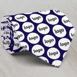 Gravata Logotipo simples Padrão comercial Marinho azul<br><div class="desc">Simples design de padrão de logotipo para promover a lealdade da marca e promover sua pequena empresa. Ideal como uniforme e para um espetáculo ou evento empresarial. Substitua o logotipo pelo seu e altere a cor azul escura do marinho na Ferramenta Design para personalizar.</div>