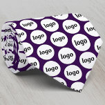 Gravata Logotipo simples Padrão comercial Roxo de ameixa<br><div class="desc">Simples design de padrão de logotipo para promover a lealdade da marca e promover sua pequena empresa. Ideal como uniforme e para um espetáculo ou evento empresarial. Substitua o logotipo pelo seu e altere a cor de fundo roxa da ameixa escura na Ferramenta Design para personalizar.</div>