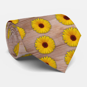 Gravata Marigold de girassol sobre Conselhos de madeira ru