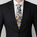 Gravata Marinho Amarelo sunny Dourado Girassóis Girassóis<br><div class="desc">Este padrão floral elegante e chico é perfeito para a estação de Verão. Apresenta um padrão de girassol pintado a amarelo e marrom com folhas falsas impressas de folha de ouro sobre um simples fundo azul marinho. Esta impressão é a moda, o país e o moderno. ***NOTA DE DESIGN IMPORTANTE:...</div>