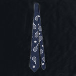Gravata Marinho de Padrão do Tênis Retrotraidor branco leg<br><div class="desc">Padrões Tênis azuis brancos e marinho para ele | Tênis de Verão. Presente para tênis player, tênis de raquete branco em um fundo azul marinho. Presente personalizado para um tênis. Trendy tênis jogadores em casa. Presentes modernos de jogador de tênis. Legal presente moderno para o seu treinador de tênis ou...</div>