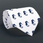 Gravata Marinho temático do cavalo marinho náutico no<br><div class="desc">Um laço original que caracteriza um marinho no teste padrão branco da ilustração do cavalo marinho do vintage.</div>