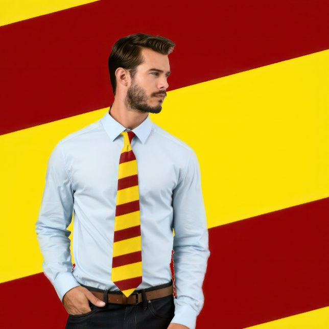 Gravata Marrom e Dourado Torneio (Espessuras) (Man wears a necktie with a maroon and golden-yellow stripe pattern.)