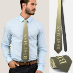 Gravata Melhor Noivado de casamento elegante<br><div class="desc">Esta bela gravata personalizada mostra a palavra melhor homem em amarelo bege claro sobre um fundo amarelo-escuro dourado. Maneira engraçada,  mas sutil e na moda para complementar sua roupa de casamento,  ou para adicionar uma reviravolta engraçada para fotos de casamento.</div>