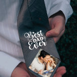 Gravata Melhor pai jamais presente da filha<br><div class="desc">No dia do seu casamento, lembre-se com seu pai sobre o adorável pequeno que ele já foi dando a ele esta gravata personalizada de pai da noiva que te mostrava, a ti e ao teu pai e à tua fotografia de infância. Alternativamente, surpreendê-lo com este doce gesto como presente de...</div>