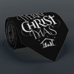 Gravata Merry CHRISTmas Christian Chalkboard Calliografia<br><div class="desc">Dizemos sempre "Feliz Natal", mas esquecemo-nos muitas vezes da origem das palavras. Esta arte apresenta uma letra de mão original que no seu design único conta a história do Natal, de forma simples e elegante, na aparência do quadro. Mostre seu espírito de Natal para a família e amigos quando eles...</div>