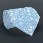 Gravata Micro flores brancas e azuis personalizadas<br><div class="desc">gravata azul clara,  gravata microfloral,  acessório de casamento da primavera,  gravata romântica masculina,  colar padrão sutil,  aparência azul nobre em pó,  gravata floral de casamento,  estilo de padrinhos de casamento moles,  gravata branca azul clássica,  padrão floral gentil</div>