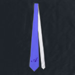 Gravata Monograma Blue Tie<br><div class="desc">Ninguém ficará melhor do que você quando vestir esta gravata com a sua inicial. Adicione a inicial que você deseja no campo fornecido. Você pode adicionar uma ou mais iniciais ou um nome,  a escolha é sua. O estilo,  o tamanho e a cor do tipo também podem ser alterados.</div>