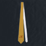 Gravata Monograma Dourado Tie<br><div class="desc">Ninguém ficará melhor do que você quando vestir esta gravata com a sua inicial. Adicione a inicial que você deseja no campo fornecido. Você pode adicionar uma ou mais iniciais ou um nome,  a escolha é sua. O estilo,  o tamanho e a cor do tipo também podem ser alterados.</div>