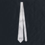 Gravata Monograma e Nome do Script Moderno do Marble Branc<br><div class="desc">Monograma Personalizado e Presente de Nome com nome personalizado no estilo de fonte do script moderno da cinza e monograma no estilo de fonte do script moderno da cinza clara como fundo no fundo do mármore branco. Perfeito como presente de feriado, presente de dia de os pais, obrigado de presente...</div>