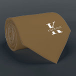 Gravata Monograma Elegante De Amendoim Castanho   Nome De<br><div class="desc">Um colar unilateral elegante com um monograma branco arrojado sobre um fundo castanho de amendoim. Por cima deste monograma, está o seu primeiro sobrenome, soletrado em todas as capitais. Se você preferir um nome mais ousado procure o dentro de nome pessoal da letra grande, você pode fazer o seguinte: Use...</div>
