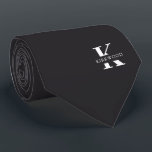Gravata Monograma elegante de Cinzas de carvão   nome | De<br><div class="desc">Um colar elegante, de um lado, com um monograma branco arrojado sobre uma Cinza de carvão. Por cima deste monograma, está o seu primeiro sobrenome, soletrado em todas as capitais. Mais de 40 cores exclusivas estão disponíveis em versões de um lado e de dois lados. Você pode navegá-los clicando no...</div>