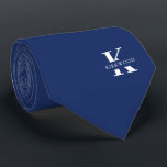 Gravata Monograma Elegante   Nome | Azul Marinho | Dois la<br><div class="desc">Uma gravata elegante de dois lados, com um monograma branco em negrito sobre um fundo azul Marinho profundo. Por cima, este monograma é seu primeiro ou sobrenome soletrado em todas as capitais. Se você preferir um nome mais ousado procure o dentro de nome pessoal da letra grande, você pode fazer...</div>