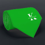 Gravata Monograma Elegante Verde Shamrock   Nome<br><div class="desc">Uma gravata elegante, de dois lados, com um monograma branco ousado sobre um fundo verde de Shamrock festivo. Por cima deste monograma, está o seu primeiro sobrenome, soletrado em todas as capitais. Se você preferir um nome mais ousado procure o dentro de nome pessoal da letra grande, você pode fazer...</div>