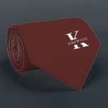Gravata Monograma Elegante Vermelho Merlot   Nome | Um lad<br><div class="desc">Um colar elegante, de lado único, com um monograma branco arrojado sobre fundo Merlot-Red. Por cima deste monograma, está o seu primeiro sobrenome, soletrado em todas as capitais. Mais de 40 cores exclusivas estão disponíveis em versões de um lado e de dois lados. Você pode navegá-los clicando no link da...</div>