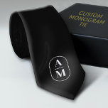 Gravata Monograma Mínimo Moderno - Preto<br><div class="desc">Um design de monograma elegante em uma borda de pílula. Linhas modernas e mínimas com 2 monogramas separados por uma linha. A cor de fundo pode ser alterada.</div>