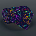 Gravata Neon Happy Hour Anos 50 Cocktails em preto<br><div class="desc">Faça uma declaração! Um padrão retrógrado moderno de bebidas e coquetéis cor-de-rosa-quente, verde limão, laranja, turquesa e verde limão em fundo negro. esta gravata no pescoço de um homem é legal para o escritório, uma noite na cidade, um casamento, sua própria cerimônia de casamento, para o noivo ou padrinhos de...</div>