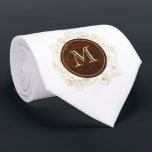 Gravata Noivado de Monograma Rústico para Padrinhos<br><div class="desc">Esta gravata personalizada para padrinhos apresenta uma base branca clássica com um monograma rico em textura de madeira, emoldurado por elegantes acentos florais em dourado. Um presente refinado e atencioso para o seu cortejo, esta gravata personalizada é perfeita para temas de casamento rústicos, vintage ou elegantes. Seja usada no grande...</div>
