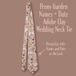 Gravata Nomes de Jardim de Pedônia   Casamento de Caça da<br><div class="desc">Dentro oculto é um doce lembrete do nome da Noiva e do Groom e da data. Belo padrão floral com buquês de peões,  bagas e eucalipto. Procure a suíte completa de papéis de carta de casamento na Coleção de Suínos de Casamento de Peony Garden.</div>