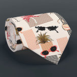 Gravata Óculos de sol Flamingos Rosa Retro Palmeiras<br><div class="desc">Flamingos exóticos,  palmeiras cor-de-rosa e óculos de sol retrô sobre um fundo bege claro,  esta gravata masculina é legal para o escritório,  uma noite na cidade,  um casamento,  sua própria cerimônia de casamento,  para o noivo ou padrinhos ou dar como presente ao seu marido,  pai,  irmão ou melhor amigo.</div>