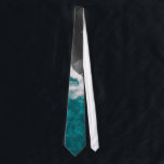 Gravata Ondas artísticas modernas da praia do oceano do<br><div class="desc">Transforme seu estilo com este design na moda. Caracteriza umas ondas pretas azuis e cinzentas da cerceta artística e moderna do oceano da praia, o impressão que adicionará alguns brio e dom elegante a seu inventário pessoal dos acessórios e dos produtos da forma, ou se este design exemplifica um amigo...</div>