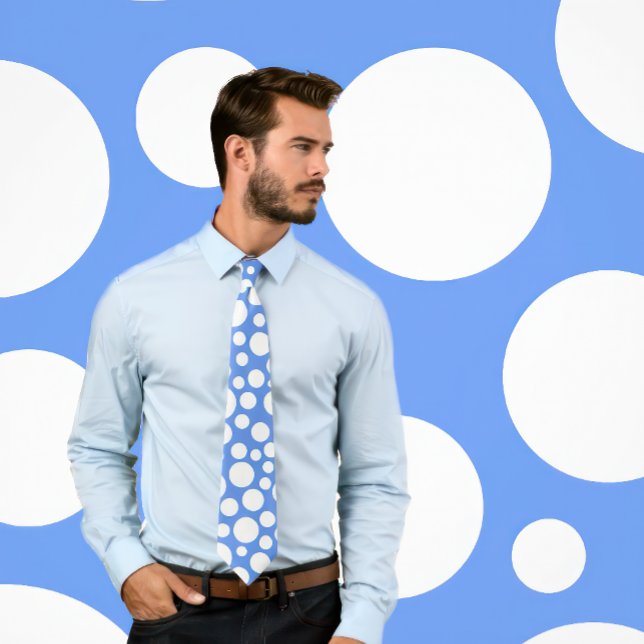 Gravata Padrão Aleatório de Bolinhas Branca Cornflower Blu (Man wears Random White Polka Dot Pattern Cornflower Blue Tie)