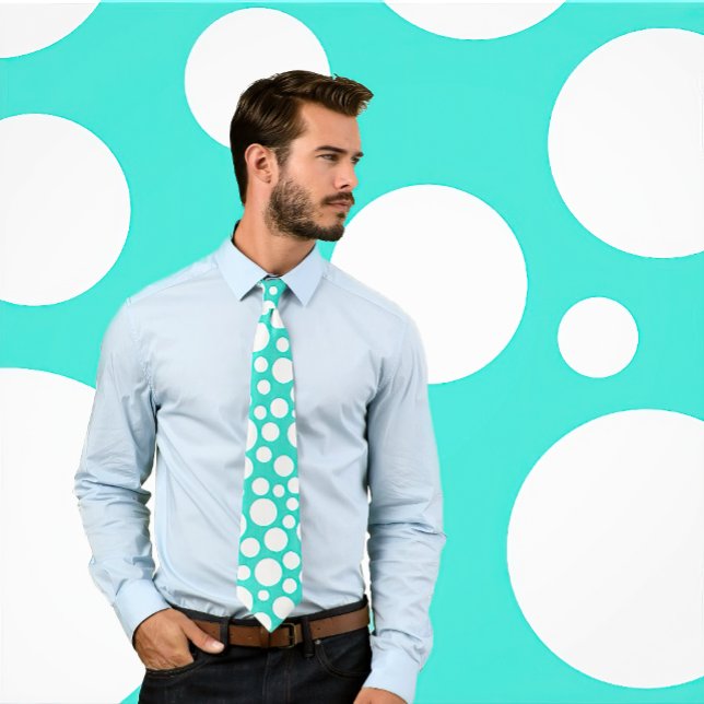 Gravata Padrão Aleatório de Bolinhas Branca no Torneio Tur (Man wears necktie with white polka dots on turquoise blue.  Background matches tie.)