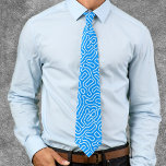Gravata Padrão Azul Funky E Branco<br><div class="desc">As abstrato brancas rodopiam sobre um fundo azul brilhante é uma combinação chamativa que certamente desenhar atenção onde quer que seja. O contraste entre o azul legal e o branco estrelado faz com que se destaque um visual estesticamente agradável, enquanto as espirais dão movimento e profundidade à peça. Um padrão...</div>