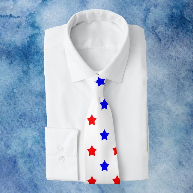 Gravata Padrão Azul Vermelho Padrão Branco Fundo (A fun tie with red and blue stars on a white background)