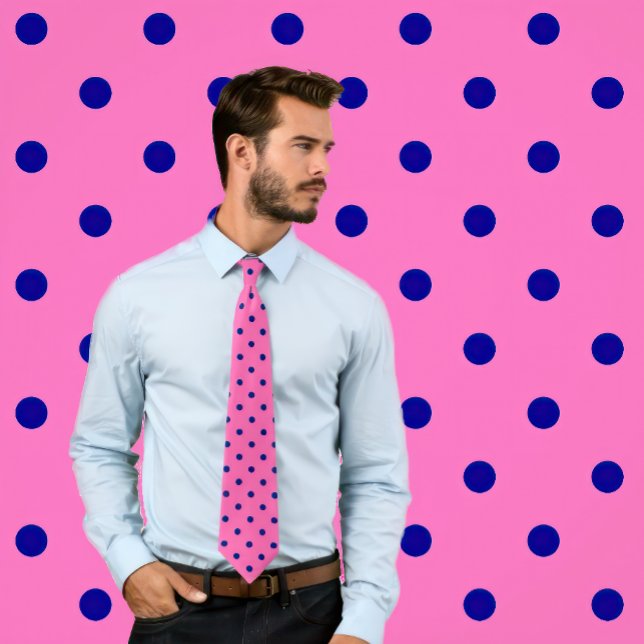 Gravata Padrão Classic Marinho Bolinhas em rosa quente (Man wears a necktie with a classic pattern of navy blue polka dots on a hot pink background.)