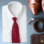 Gravata Padrão da Coroa de Prata do Luxury Burgundy Modern<br><div class="desc">Padrões da Coroa Na moda moderna de Luxúria Burgundy. Este design de luxo apresenta um elegante padrão de coroa prateada em um fundo de burlôncio. Elaborado por ©Evco Studio www.zazzle.com/store/evcostudio</div>