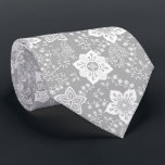 Gravata Padrão de Arte de Flores Brancas Clássicas Chic Re<br><div class="desc">Gravata única com padrão floral retrô-chic contemporâneo em cinza claro, médio e escuro, e branco. Este design moderno, funky e caprichoso de hipster foi criado para a fashionista artística ou diva da moda artística, o(a) adepto(a) das últimas tendências, o(a) modernista, o(a) adepto(a) do estilo artístico retrô, mod, nouveau deco ou...</div>