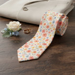 Gravata Padrão de Arte Floral Chic e Sofisticado<br><div class="desc">Gravata única com um charmoso padrão contemporâneo francês shabby chic. Apresenta um design floral botânico com rosas pastéis cor-de-rosa e vermelhas, margaridas azul claro, flores amarelas ensolaradas e folhas verde-sage, todas sobre um fundo creme, dispostas de forma linda. Design único, bonito, decorativo, fashion e trendy para o empresário profissional fashion,...</div>