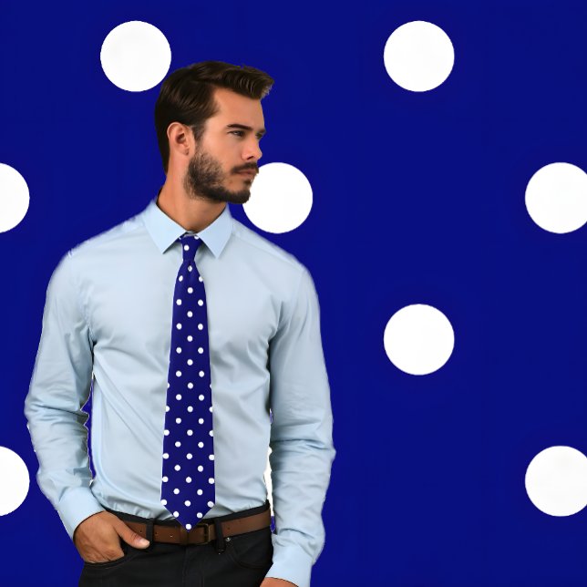 Gravata Padrão de Bolinhas branca clássico no conector do  (Man wears a Classic White Polka Dot Pattern on Navy Tie. Background matches tie pattern.)