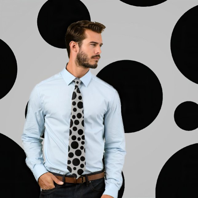 Gravata Padrão de Bolinhas Negra Aleatória na Torre de Cin (Man weats necktie featuring randomly sized polka dots in black on gray. Background matches tie.)