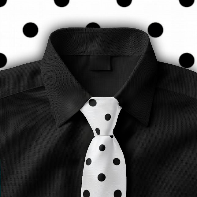 Gravata Padrão de Bolinhas Negra Clássico no Torneio Branc (Tie featuring a black polka dot pattern on white is shown on black button down shirt.)