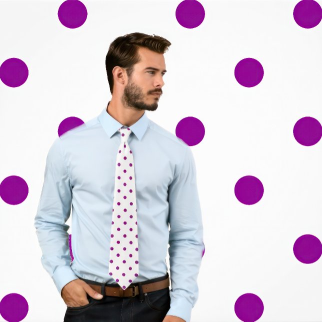 Gravata Padrão de Bolinhas Roxo Clássico no Torneio Branco (Man wears a Classic Purple Polka Dot Pattern on White Tie
)