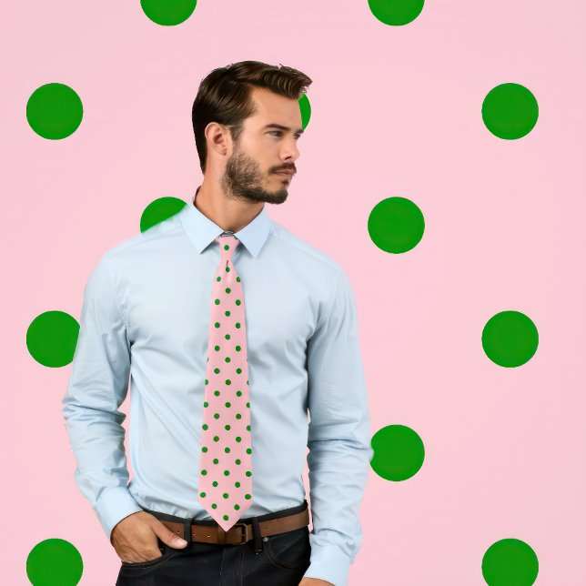 Gravata Padrão de Bolinhas Verde Clássico no Coletor Rosa (Man wears a necktie with a green polka dot pattern on pink.)
