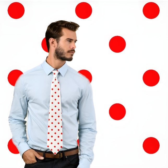 Gravata Padrão de Bolinhas Vermelha Clássico no Torneio Br (Man wears white necktie with red poka dots. He stands against a pokadot background.)