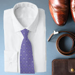 Gravata Padrão de Coroa de Prata Roxo de Luxo Moderno<br><div class="desc">Púrpura Púrpura de Luxo Prendendo Padrões Modernos de Na moda no Colo. Este design de luxo apresenta um elegante padrão de coroa prateada sobre um fundo roxo. Elaborado por ©Evco Studio www.zazzle.com/store/evcostudio</div>