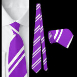 Gravata Padrão de distribuição branca roxa<br><div class="desc">Púrpura White Striped Pattern tie no pescoço.</div>